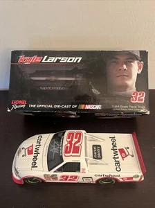 KYLE LARSON **AUTOGRAFATO** 2014 #32 RUOTA DEL CARRELLO DA TARGET TRUCK - Foto 1 di 4