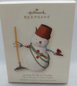 Hallmark 2007 ~ Preparándose para el jardín ~ Snowmen of Winter Garden QP1629 NUEVO EN CAJA - Imagen 1 de 1