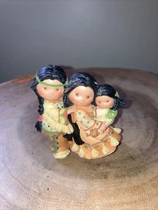 Freunde der Feder "Wickeln Sie Ihre Familie in eine Decke der Liebe" Enesco #731358 - Bild 1 von 6