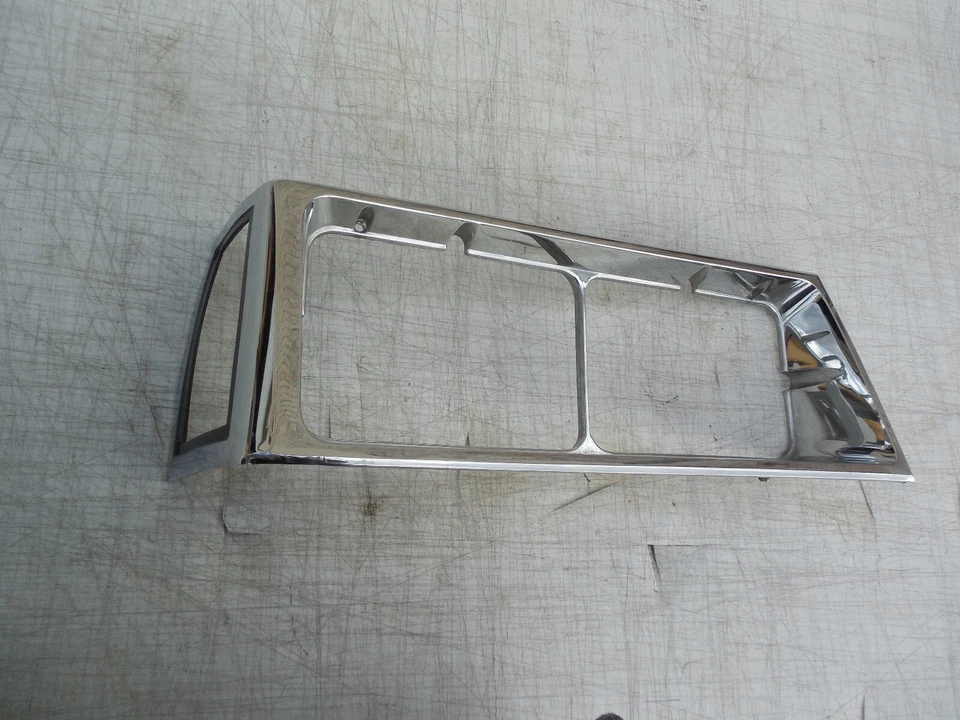 1985 年 BUICK ESTATE WAGON RIGHT HEADLIGHT MARKER LIGHT TRIM BEZEL 原始设备制造商二手 — 第 1/4 张图片