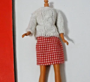 DE COLECCIÓN SUÉTER TEJIDO CABLE BLANCO Y FALDA LANA ROJA ROPA CLON BARBIE CASERO - Imagen 1 de 6