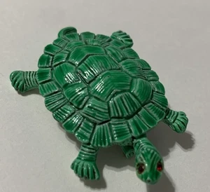 Broche prendedor vintage firmado Gerry's texturizado tortuga verde de la suerte con ojos de estrás rojo - Imagen 1 de 10