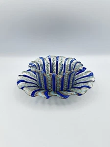 Eine feine venezianische Latticinio Glas Bon Bon Schale und Ständer aus dem 19. Jahrhundert, mit Bändern - Bild 1 von 11