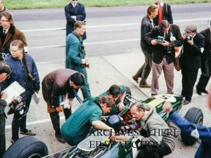 Equipo Lotus Colin Chapman paddock 1965 Gran Premio de Gran Bretaña F1 carreras foto automática - Imagen 1 de 1