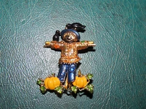 SCARECROW PIN BROOCH SIGNED F.L. ENAMEL GOLD TONE PUMPKINS CROWS FALL - Picture 1 of 2