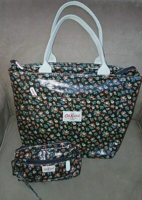 Cath Kidston цветочный сумка с короткими ручками путешествий сумка и макияж кошелек с ремешком черный с покрытием хлопок  - Изображение 1 из 4