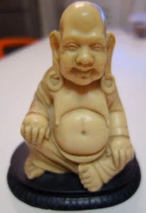 Très joli Bouddha rieur plastique avec son socle bois tbé - Picture 1 of 7