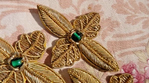 ALTE LITURGISCHE APPLIKATION STILISIERTES BLATT / GOLDFADEN 19. Jh., Einzelverkauf! - Bild 1 von 5