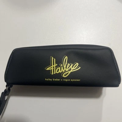 Gafas de sol Vogue × Estuche para gafas de sol Hailey Beiber SOLO con paño para lentes Foto 1 de 4