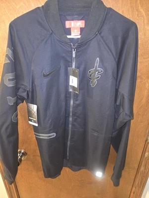 CHAQUETA UNIVERSITARIA MODERNA NIKE NBA CLEVELAND CAVALIERS NEGRA TALLA MEDIANA Foto 1 de 4
