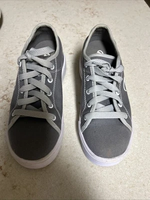 Heelys Skate Shoes Sz 5 HES10455 Grey & White Canvas Roller Lace Up - Image 1 of 4