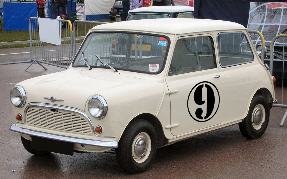 Calcomanía adhesiva de vinilo para puerta de carreras número 9 círculo coche camión furgoneta carreras 17" Foto 1 de 4