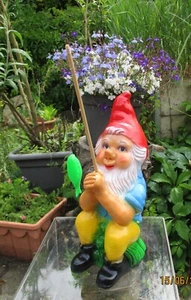 Figur Gartenfigur Gartenzwerg Angler mit Angel und Fisch Deko Teich Garten Wiese - Bild 1 von 9