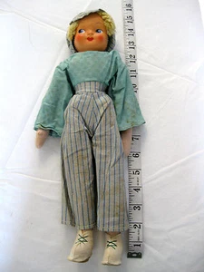Antiker mit Sägemehl gefüllter Stoffkörper mit Gelenken Kunststoffgesicht 15 Zoll funktionierende Mädchenpuppe - Bild 1 von 6