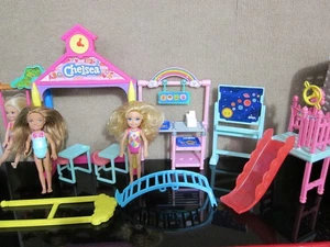 Barbie Club Chelsea Klassenzimmer Spielset Puppenzubehör Schule Cafeteria Rutsche - Bild 1 von 16