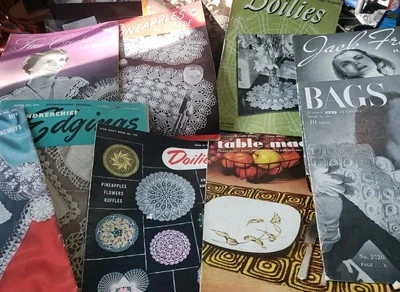 Lote De Colección De 10 Bolsas Folletos De Costura De Tejer Crochet Años 40’s - 1950s Foto 1 de 4