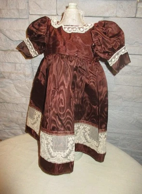 ROBE  TISSU MOIRE AVEC DENTELLE ANCIENNE POUR POUPEE ANCIENNE - Photo 1/4