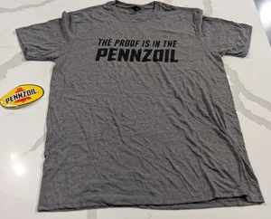Pennzoil Bundle Tshirt Taglia Large E Adesivo (Tshirt Distretto Grigio Scuro) - Foto 1 di 3