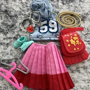 Lote 59 Top Con Capucha, Falda Plisada Cartera Zapatos Barbie Muñeca Ropa Accesorios - Imagen 1 de 10