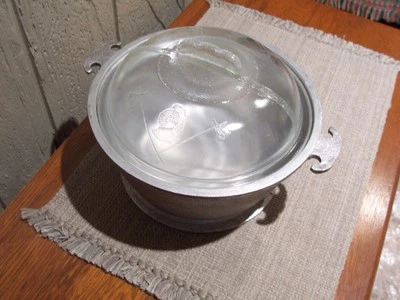 Olla de aluminio Guardian Service Ware de 3 cuartos de galón con tapa de vidrio abovedada Foto 1 de 4