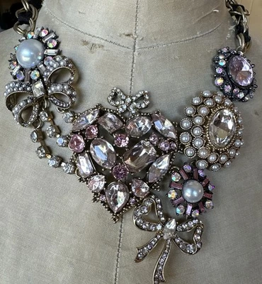 Collar Betsey Johnson Flecha de Cupido Corazón Arco Cristal Vintage Raro Perla Rosa Foto 1 de 4