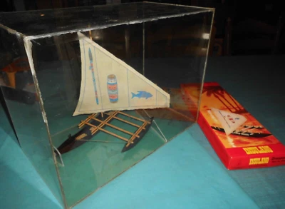Alte Graupner Model Nr.2084 "Insulano Einbaum Auslegerboot mit Plexiglas Vitrine - Bild 1 von 4