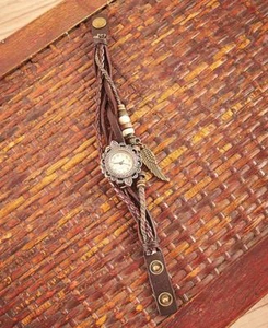 LUSTIGE & VERSPIELTE LEDER BETTELARMBAND UHR: MODISCHE MEHRLAGIGE BRAUNE UHR - Bild 1 von 1