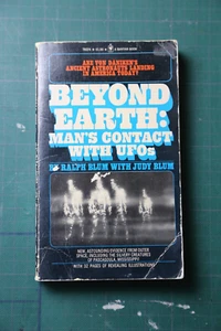 1974 Beyond Earth: Man’s Contact with UFOs – vintage book on extraterrestrials - Picture 1 of 4