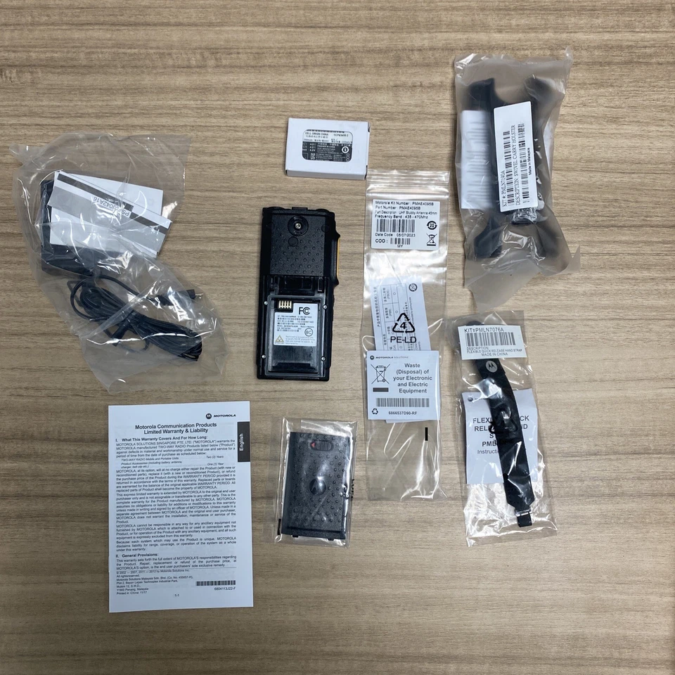 Motorola SL300 UHF 403-470 Mhz 99 Channel Display Radio Black AAH88QCP9JA2AN - Image 1 of 3