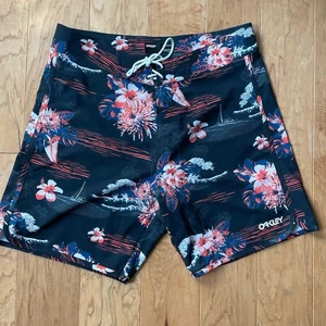 Oakley Tropical Bloom Board Shorts Performance Fit Size 33 Black Hawaii - Picture 1 of 8