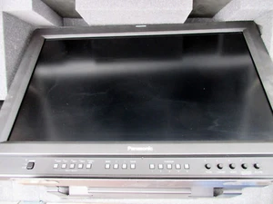 Panasonic BT-LH2600WP 26" LCD Monitor (Damaged Screen) With Rolling Case - Picture 1 of 11