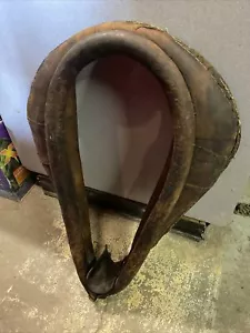 Antiguo arnés de granja de trabajo primitivo cuello de caballo cuero pesado grande - Imagen 1 de 6