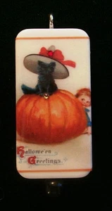 PRECIOUS KITTEN IN PUMPKIN HALLOWEEN GREETINGS - VINTAGE DOMINO PENDANT - Picture 1 of 1
