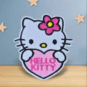 HELLO KITTY CUORE ROSA E SIMPATICO FIORE FIOCCO PERSONAGGIO CARTONE ANIMATO FERRO SU TOPPA - Foto 1 di 2