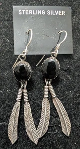 Pendientes colgantes de plumas de ónix negro y plata de ley con gancho de pez del suroeste - Imagen 1 de 3