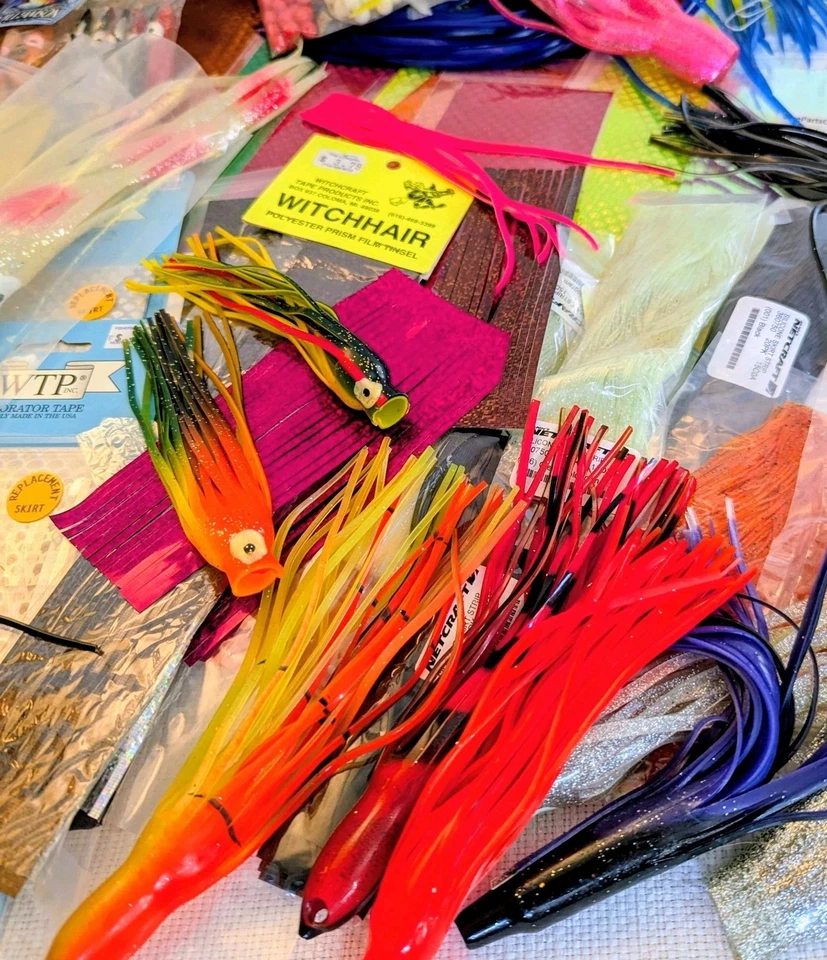 Lote de señuelos de pesca suaves Hoochie: pulpo, calamar, faldas trolling, jigging nuevos de stock Foto 1 de 4