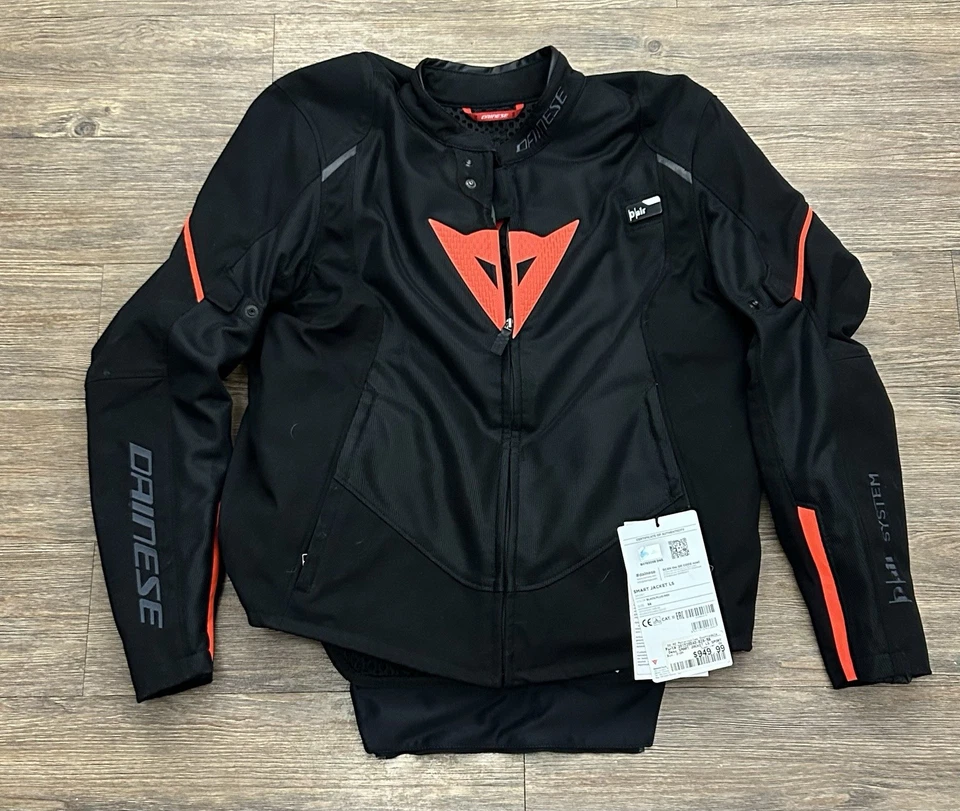 *NOVO* JAQUETA INTELIGENTE DAINESE LS SPORT MASCULINA TAMANHO 56 PRETA E VERMELHA 201D20040-628-56 - Imagem 1 de 3