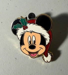 Prendedor de Mickey Mouse con sombrero de Santa con hojas de acebo y bayas Navidad Disney - Imagen 1 de 2