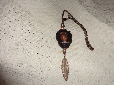 collar colgante cobre macizo con pluma añadida y dijes en cadena Foto 1 de 2