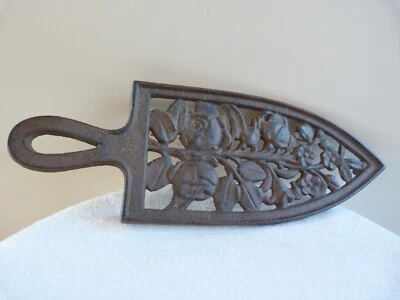 Ancien repose fer à repasser en fonte ajourée XIXème  - Photo 1/4