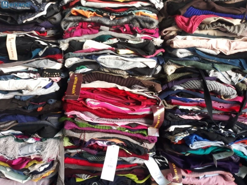 Lotto 20kg di abbigliamento uomo donna pantaloni camicie abiti maglie stock - Immagine 1 di 1