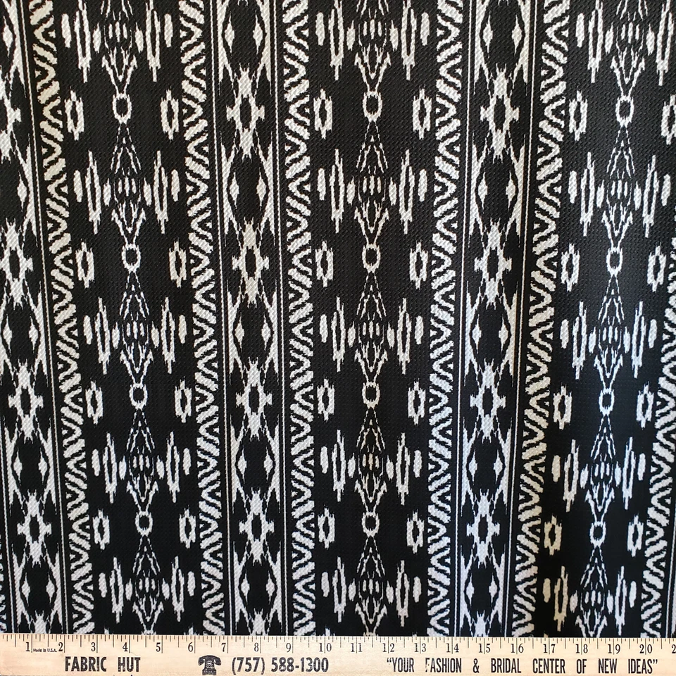 Tela Liverpool tejida con estampado nativo negro/blanco 58" por yarda Foto 1 de 1