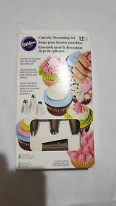 Wilton 12 Piezas Cupcake Escarcha Pastel Galletas Decoración Set Puntas Bolsas NUEVO - Imagen 1 de 2