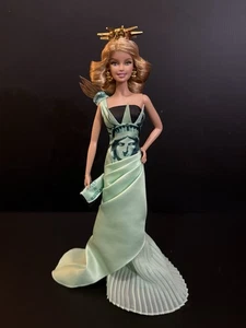 Barbie 2010 Dolls of the World Landmark Freiheitsstatue Barbie von Mattel T3772 - Bild 1 von 2