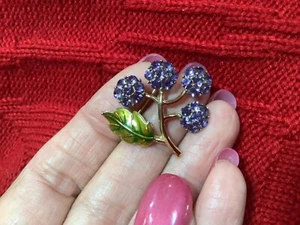 "Broche vintage Monet prendedor vidrio púrpura flores verde esmalte hoja tono dorado 1,5""" - Imagen 1 de 7