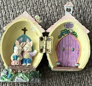 Vtg Hinged Easter Egg Diorama Anthropomorphic Bunny Rabbit Couple Church Chapel - Imagen 1 de 12