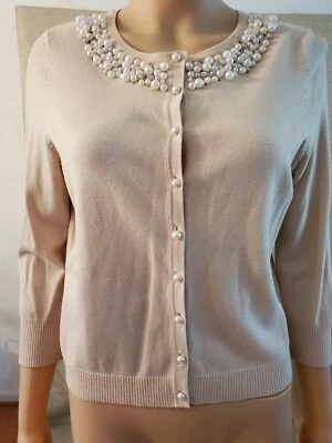 Cárdigan escote perlado. Talla pequeña. Pinky-Beige. Puños y cintura acanalados. Foto 1 de 4