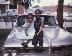 Süßes Kinder Afroamerikaner Farbfoto Junge Mädchen 1962 Pontiac Grand Prix 60er - Bild 1 von 4