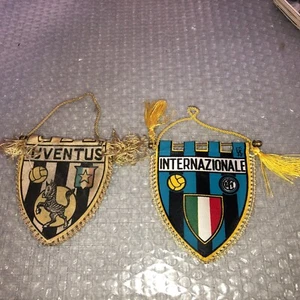 CALCIO: 2 VECCHI GAGLIARDETTI JUVENTUS E INTER - Foto 1 di 6
