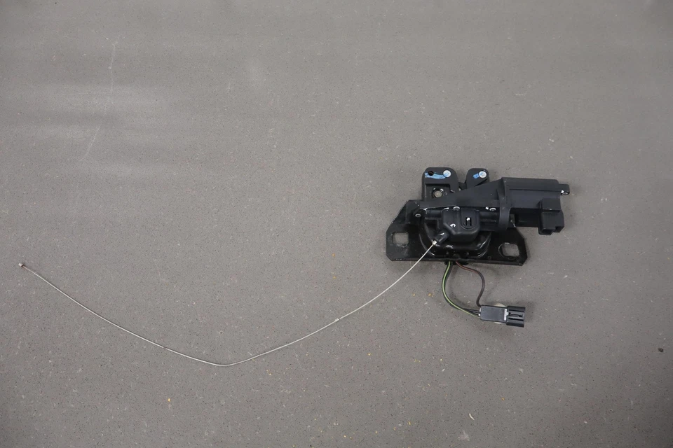 1998-2004 C5 Corvette Convertible Boot Cover Latch - Image 1 of 4